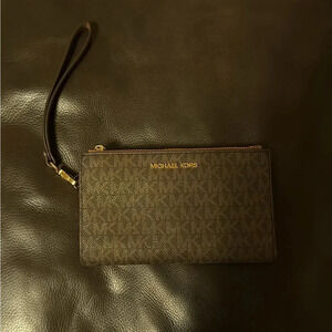 TRAVEL WRISTLET